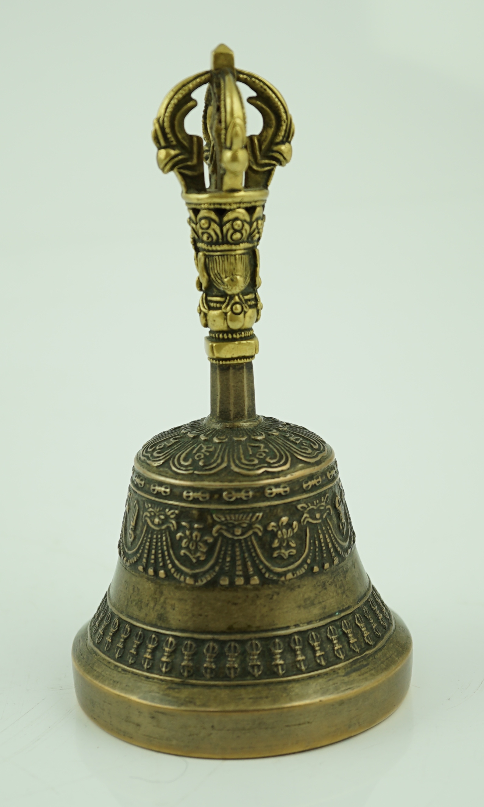 A Tibetan bronze ghanta bell, 18th/19th century